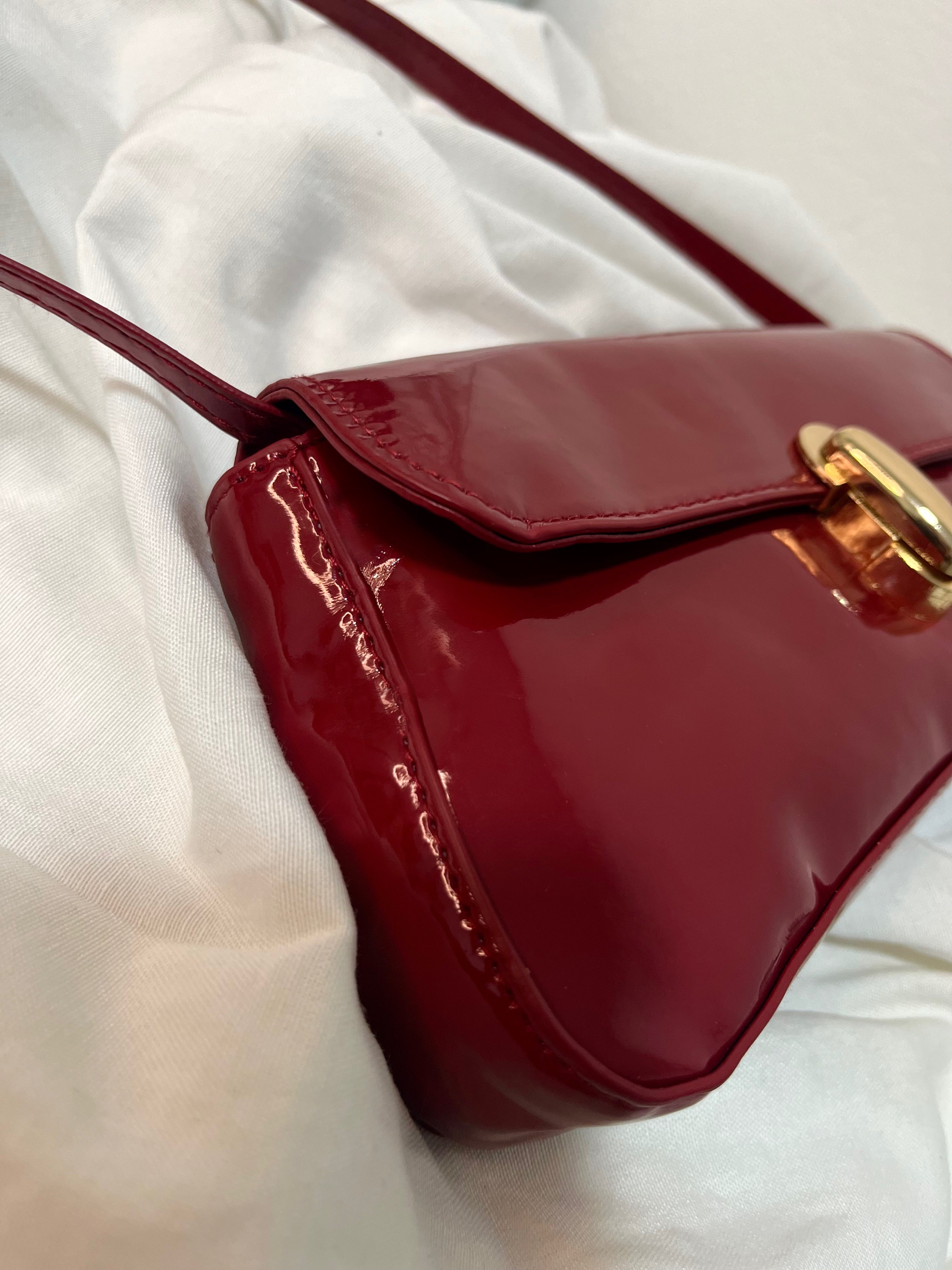 Bolso Rojo con Detalle Dorado