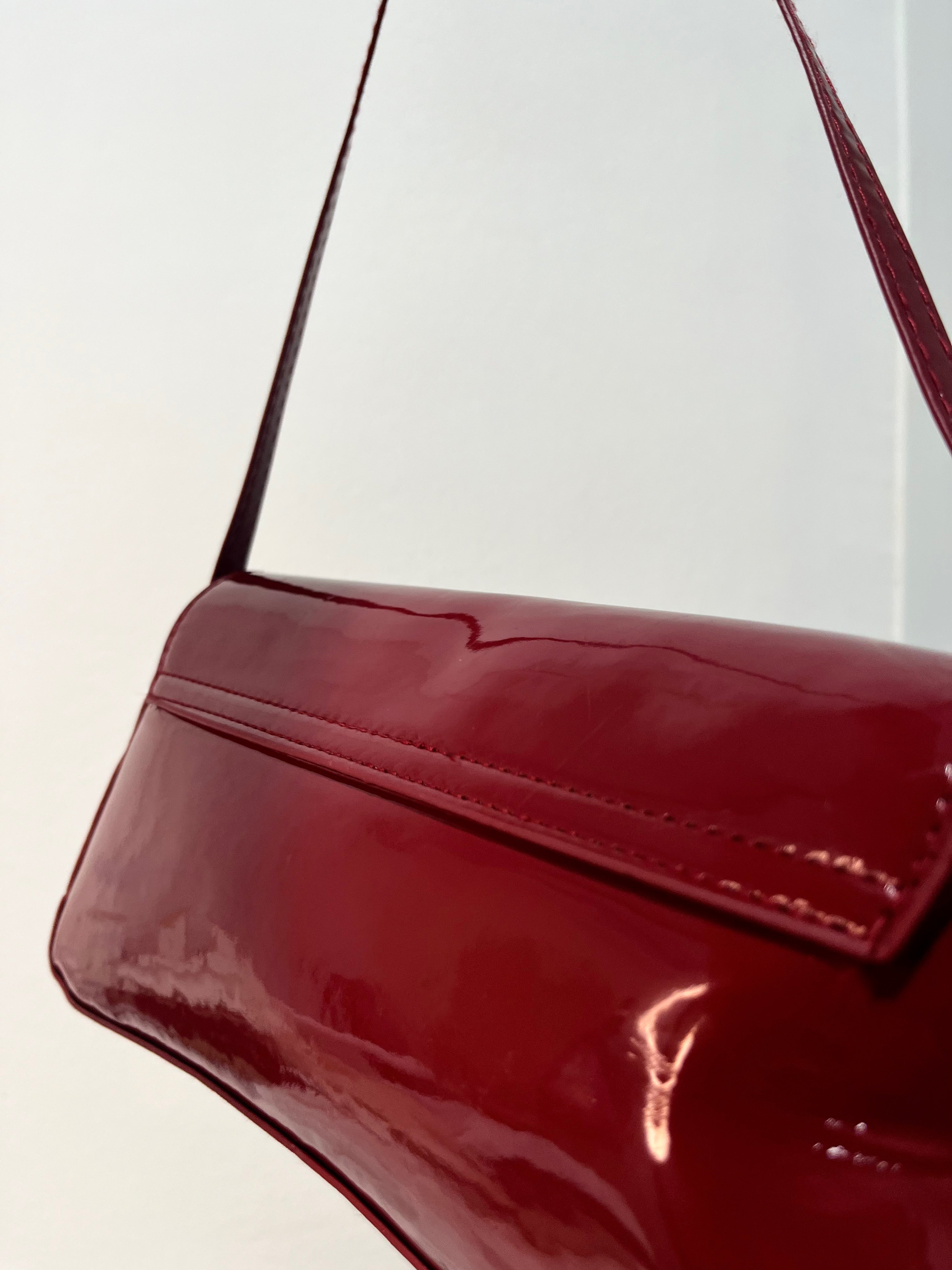 Bolso Rojo con Detalle Dorado