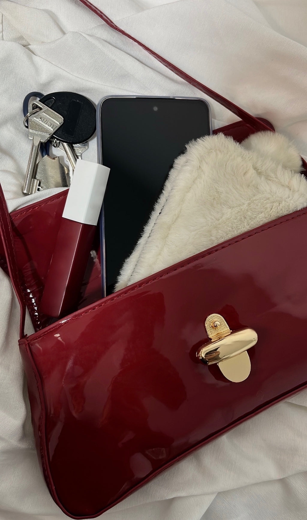 Bolso Rojo con Detalle Dorado