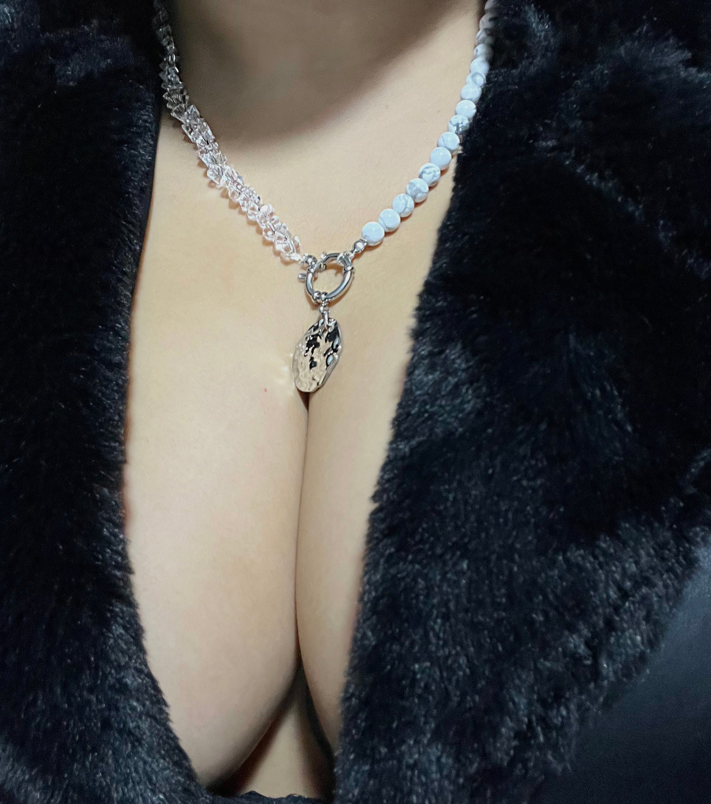 Collar Howlita Blanca piedra natural y cristal con medalla texturada