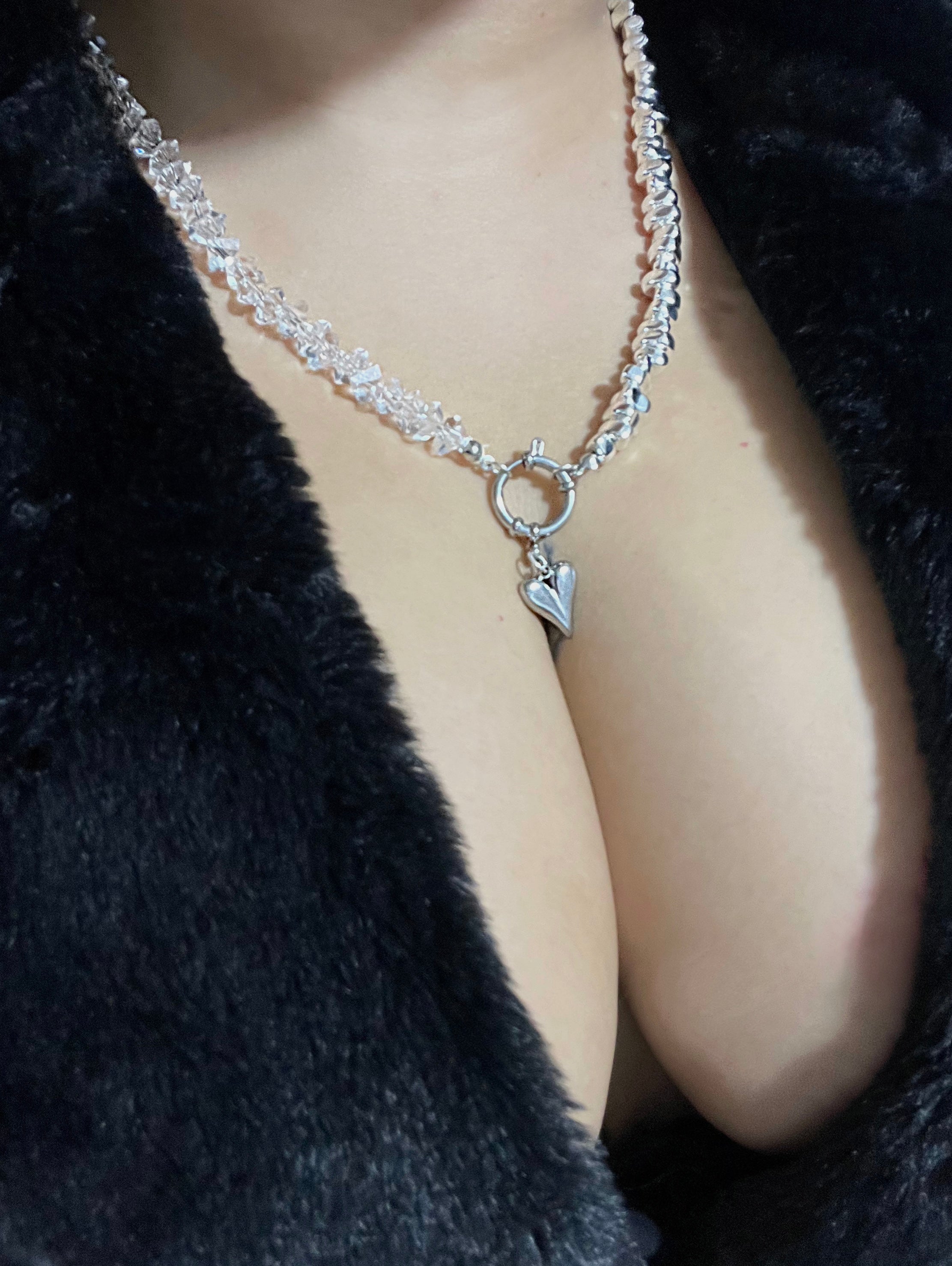 Collar cristal y hematita natural con dije corazón minimalista