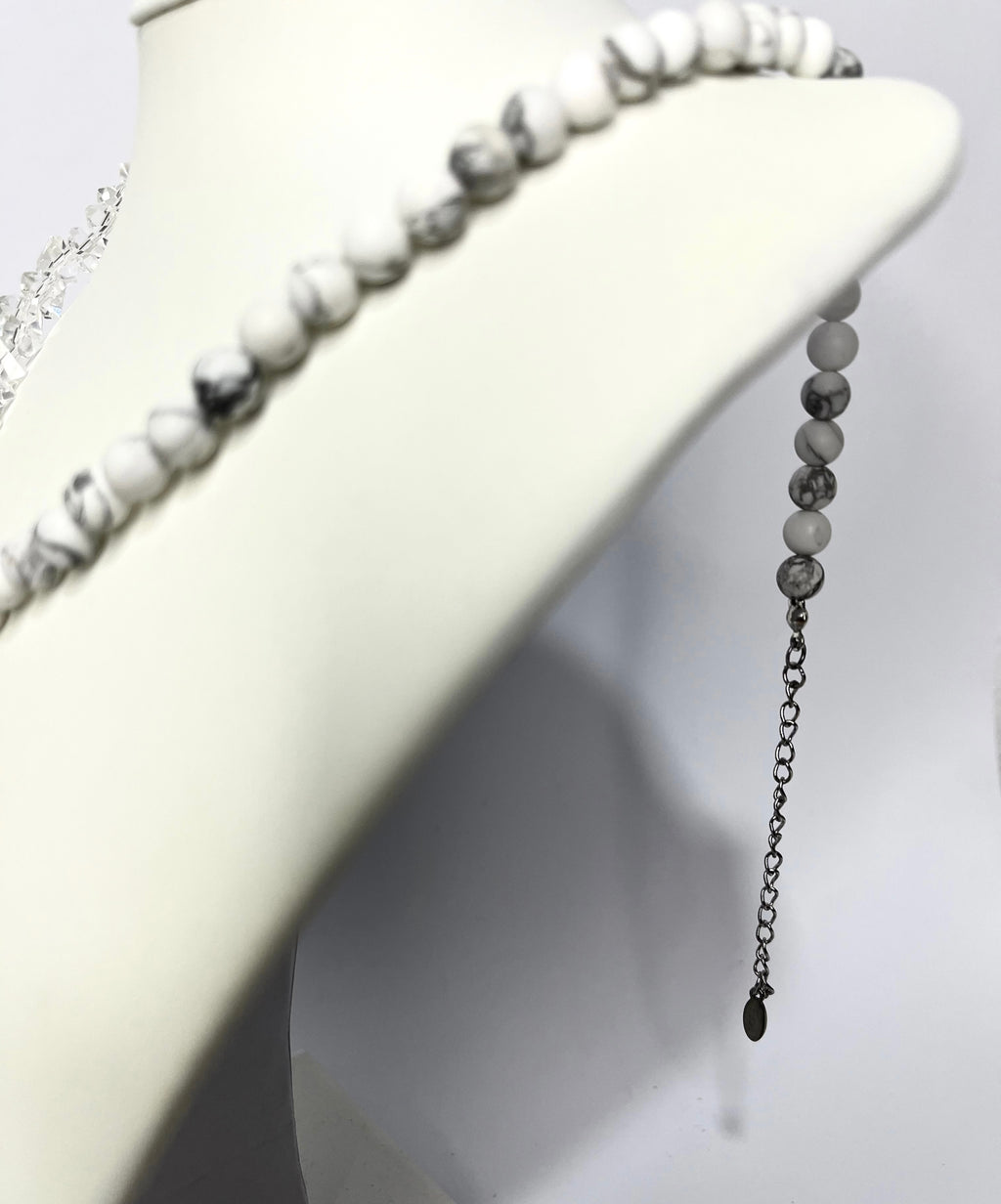 Collar Howlita Blanca piedra natural y cristal con medalla texturada