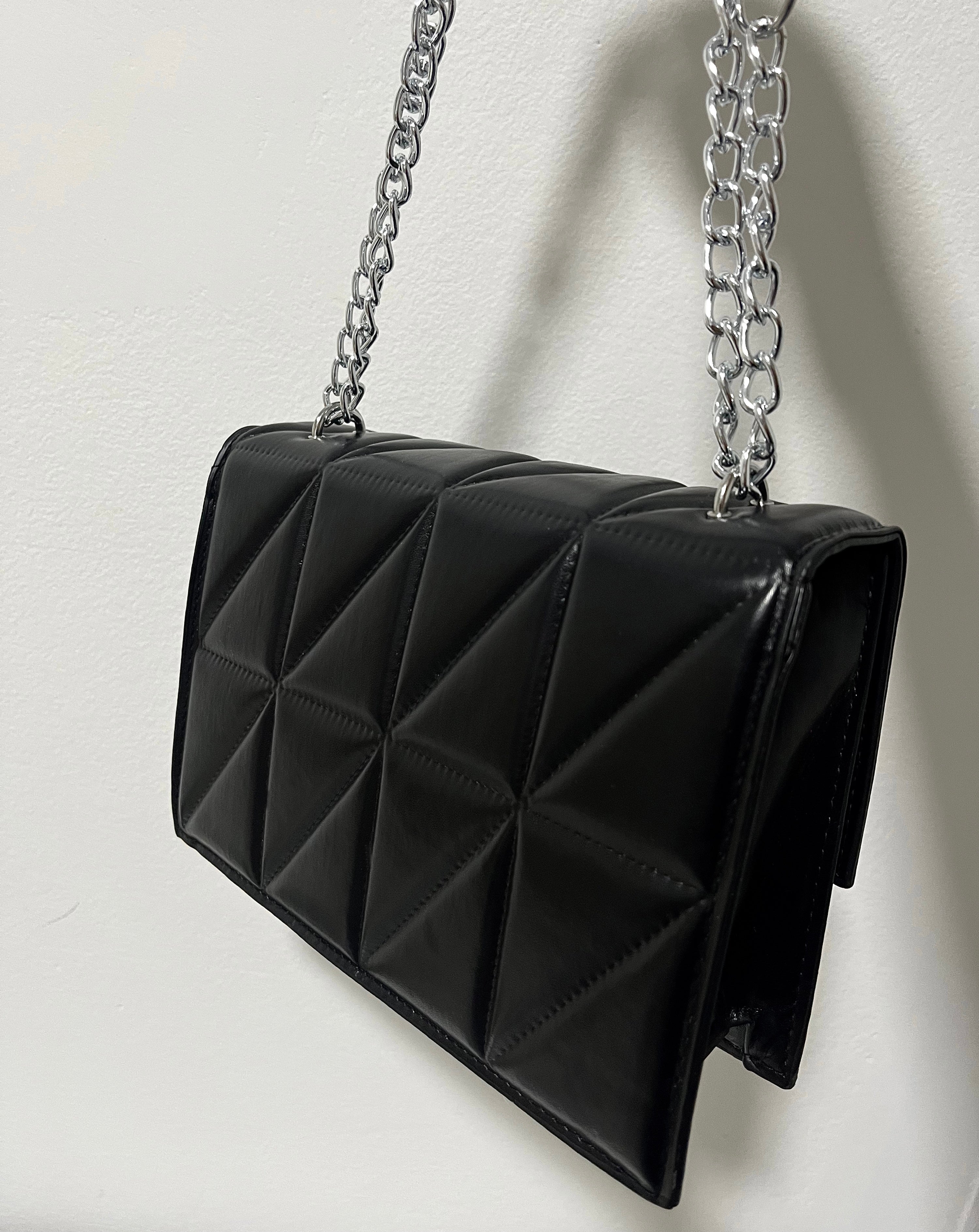 Bolso Negro Acolchado con Cadena Plata