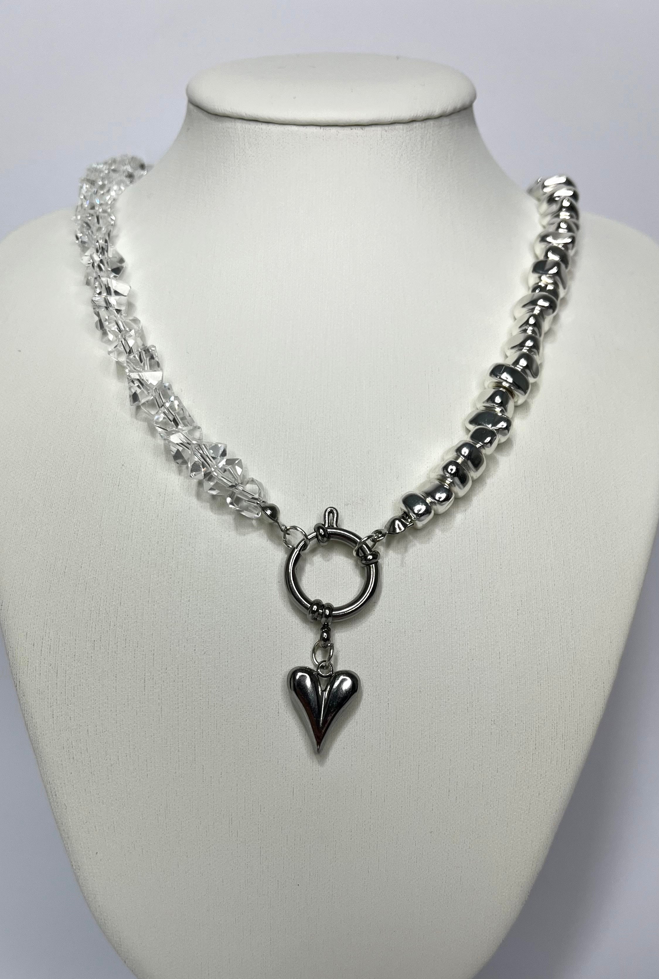 Collar cristal y hematita natural con dije corazón minimalista