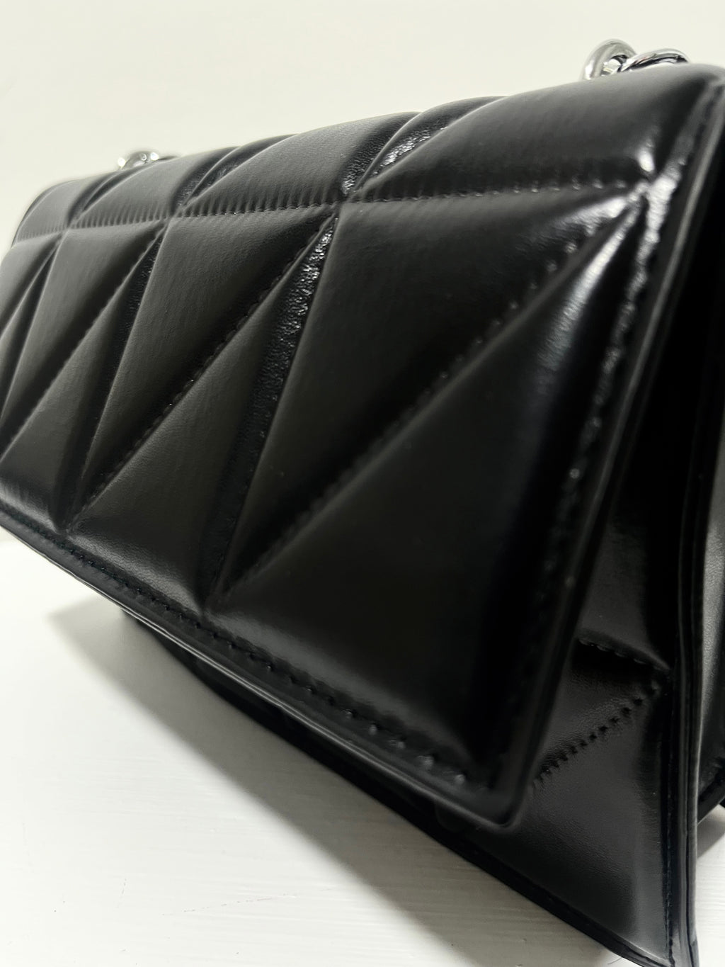 Bolso Negro Acolchado con Cadena Plata