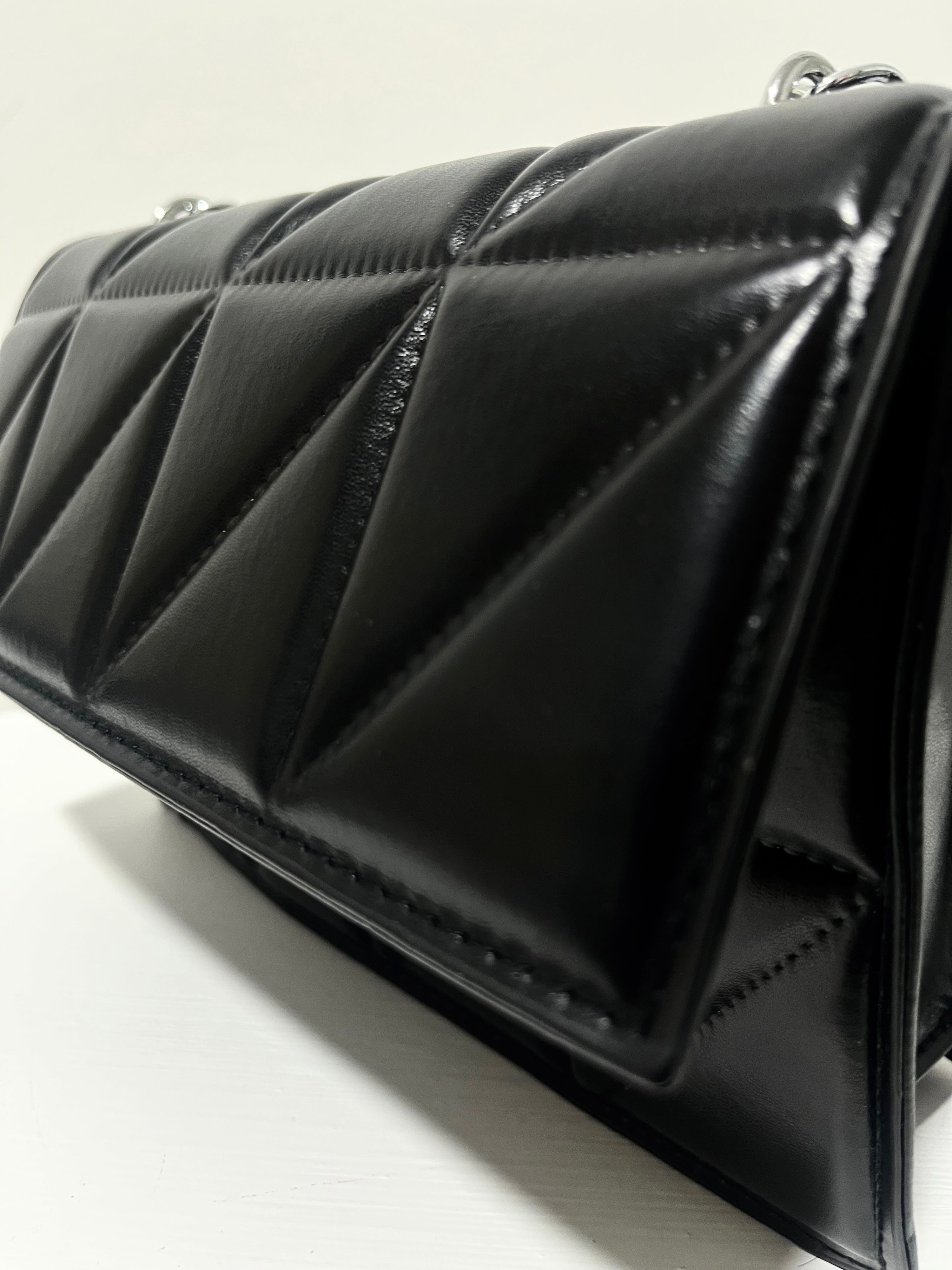 Bolso Negro Acolchado con Cadena Plata