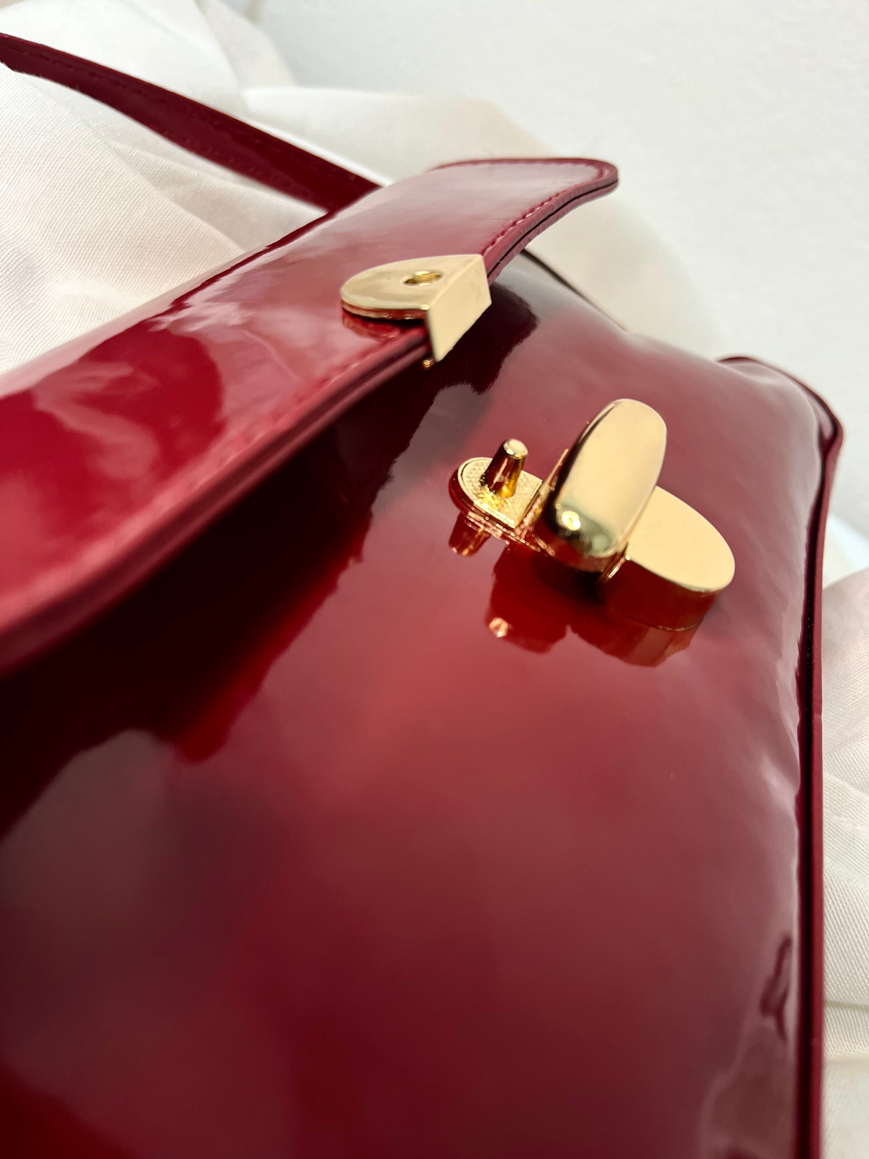 Bolso Rojo con Detalle Dorado