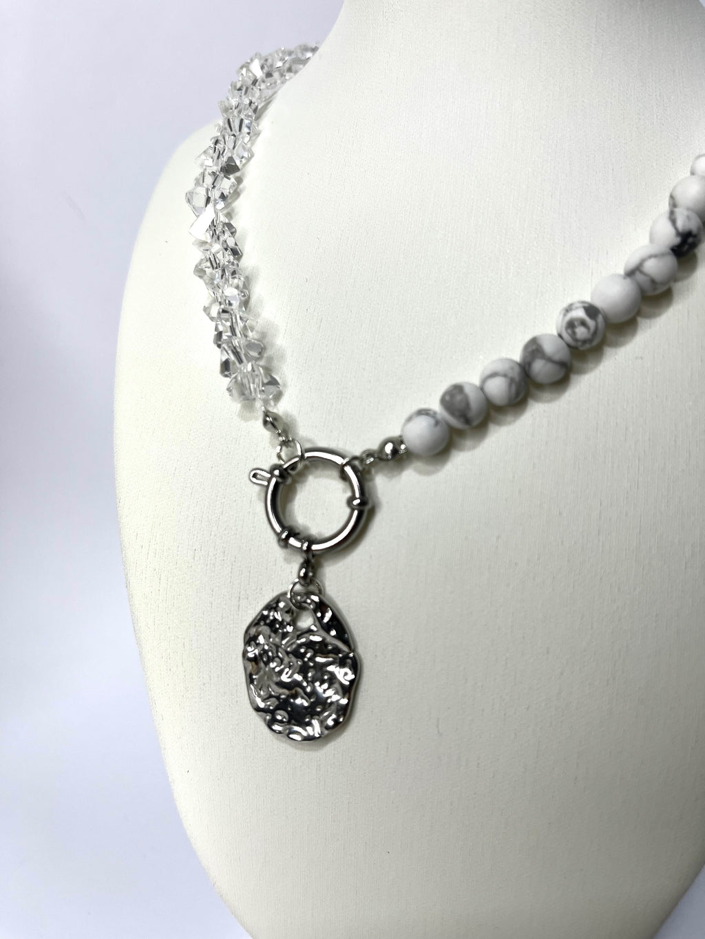 Collar Howlita Blanca piedra natural y cristal con medalla texturada