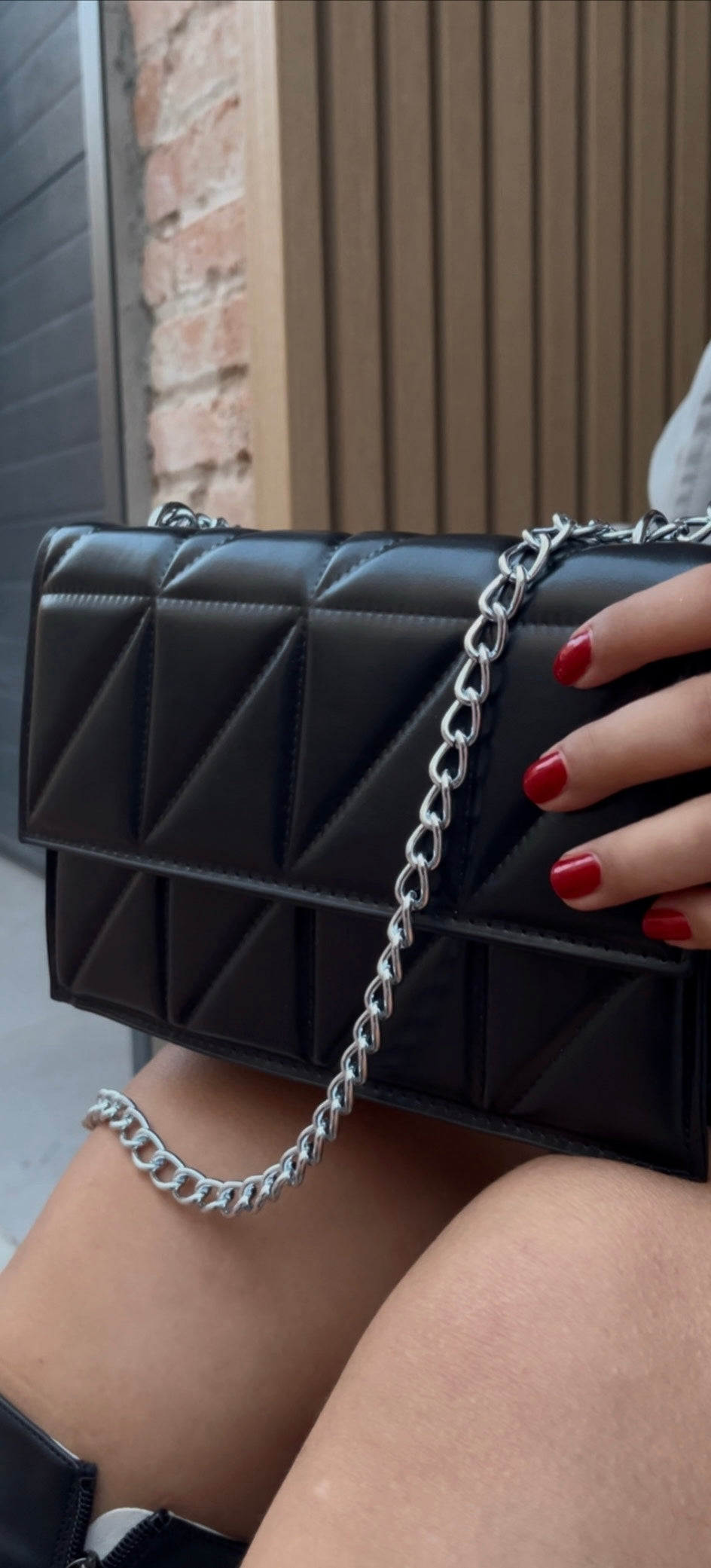 Bolso Negro Acolchado con Cadena Plata