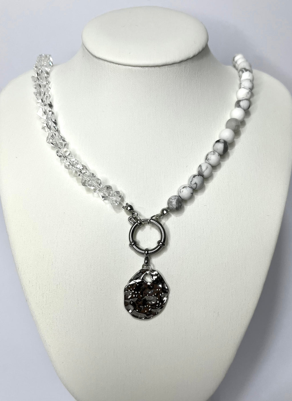 Collar Howlita Blanca piedra natural y cristal con medalla texturada