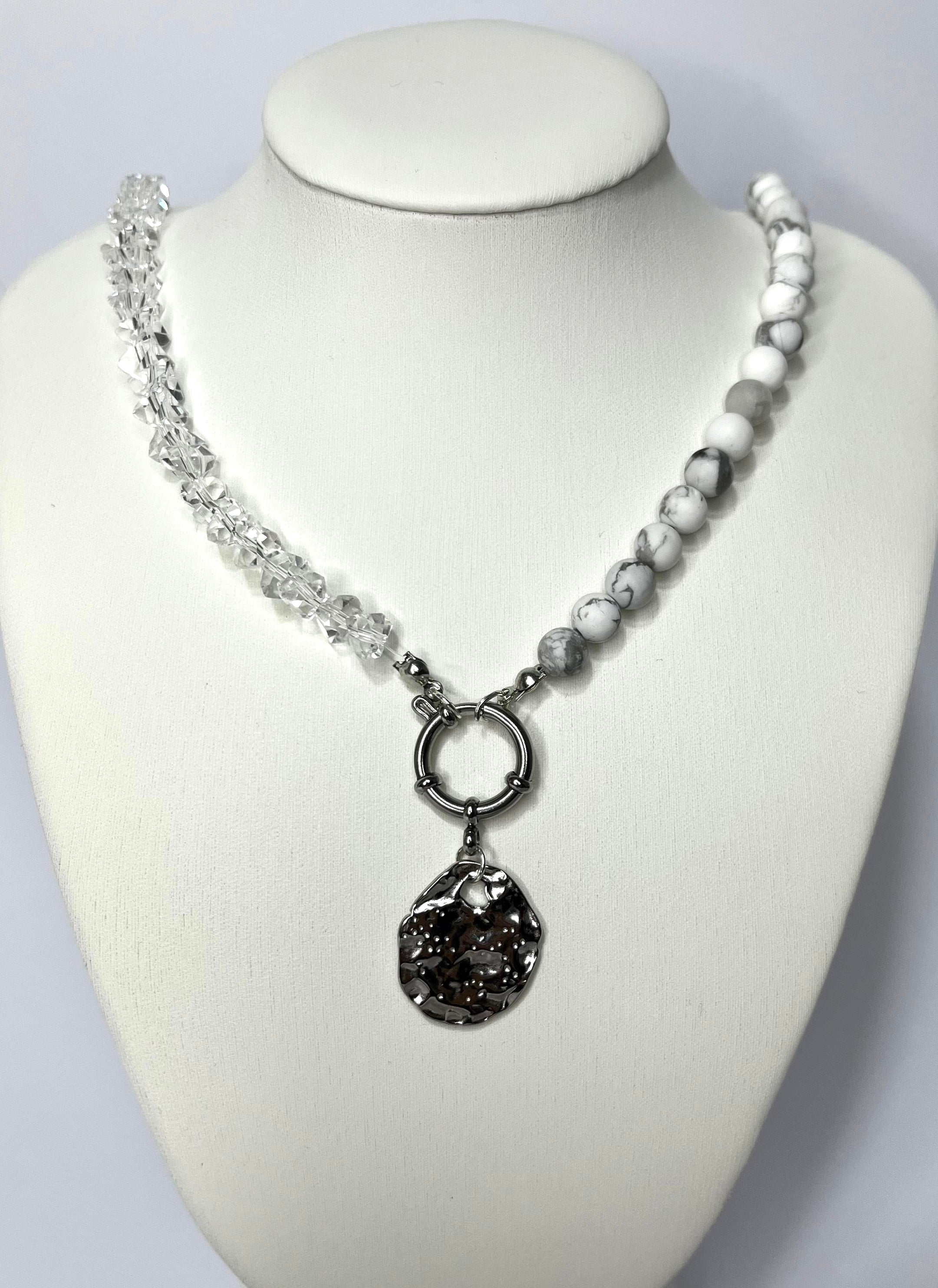 Collar Howlita Blanca piedra natural y cristal con medalla texturada