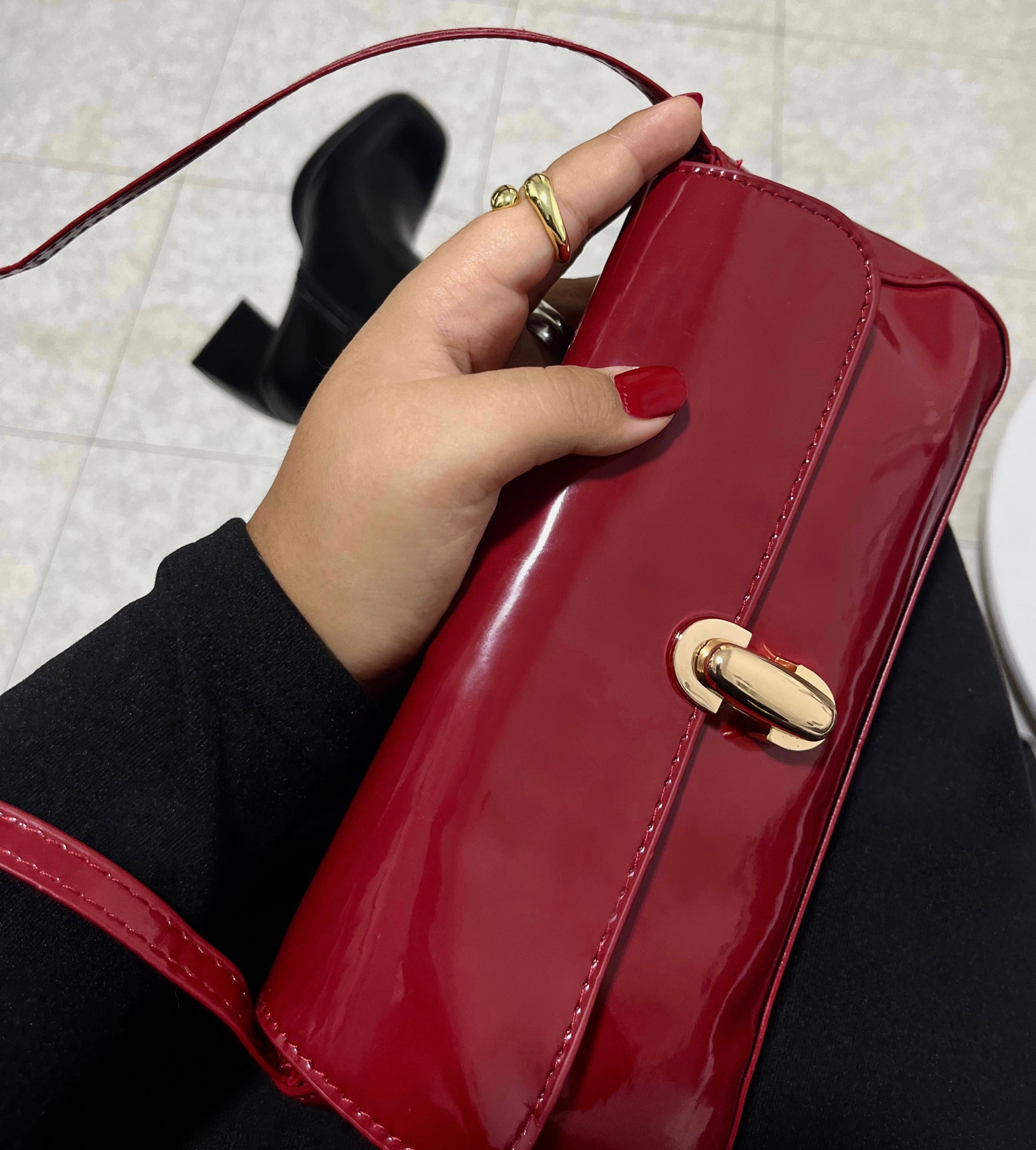 Bolso Rojo con Detalle Dorado