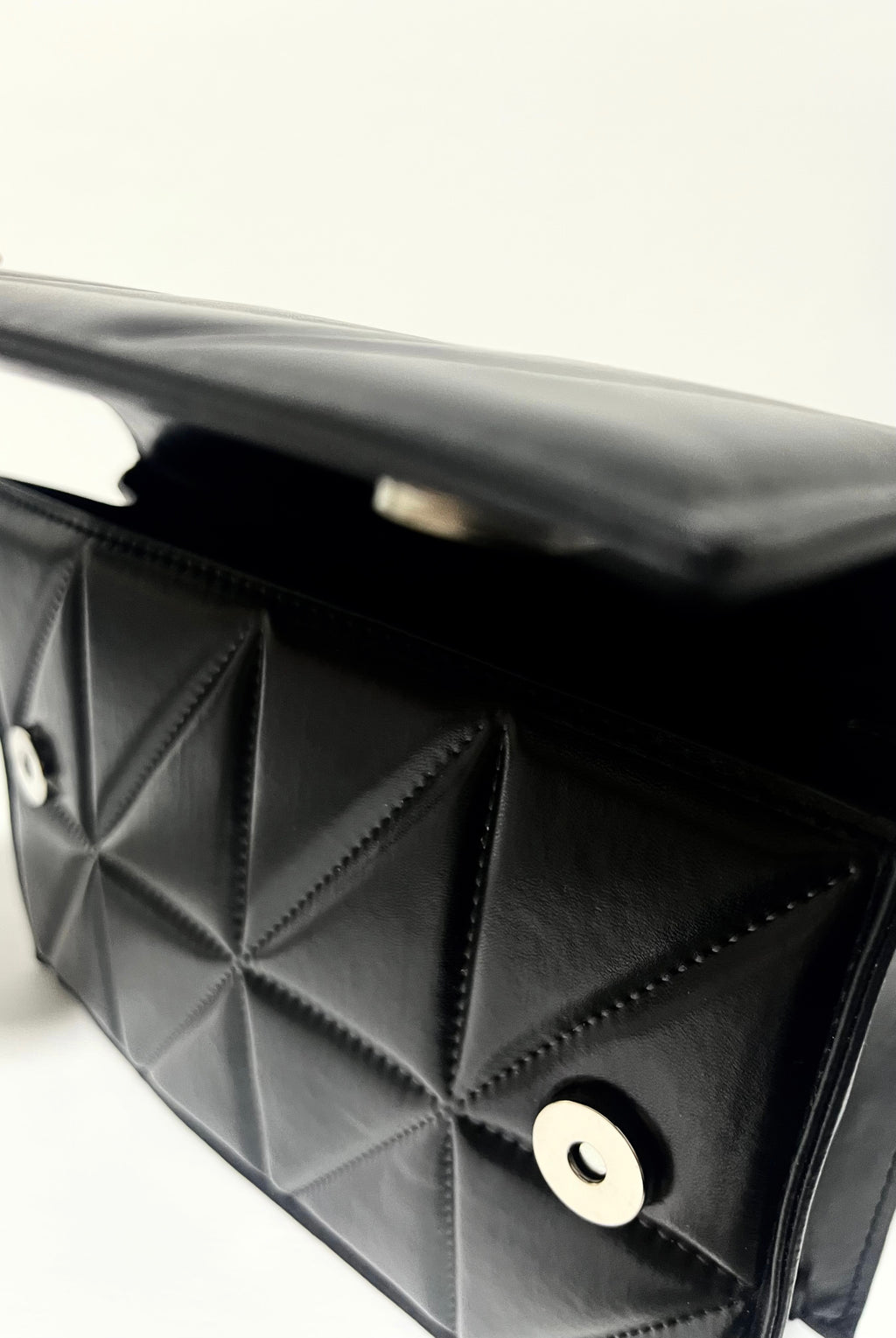 Bolso Negro Acolchado con Cadena Plata