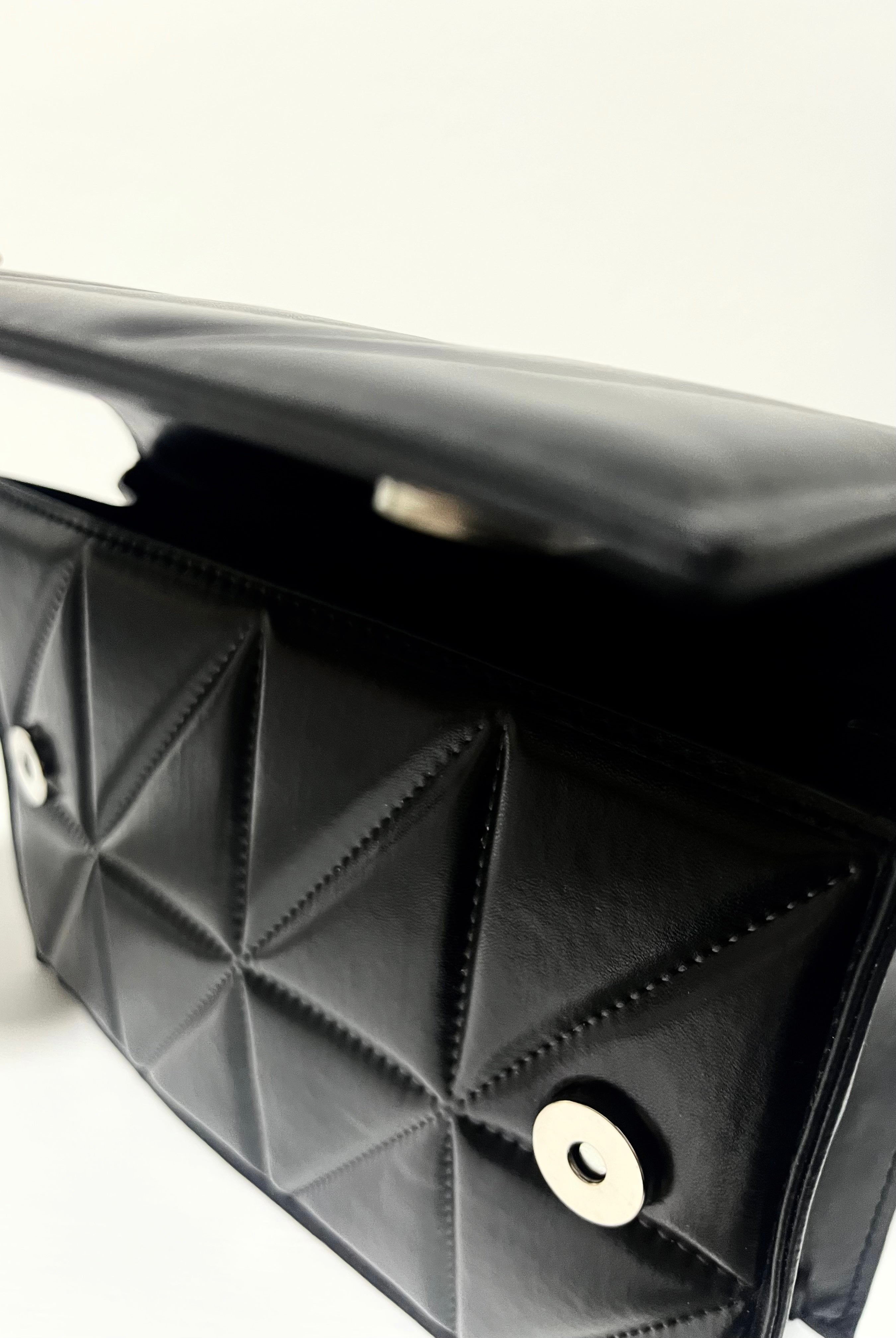 Bolso Negro Acolchado con Cadena Plata