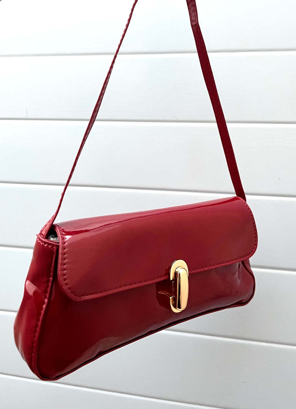 Bolso Rojo con Detalle Dorado