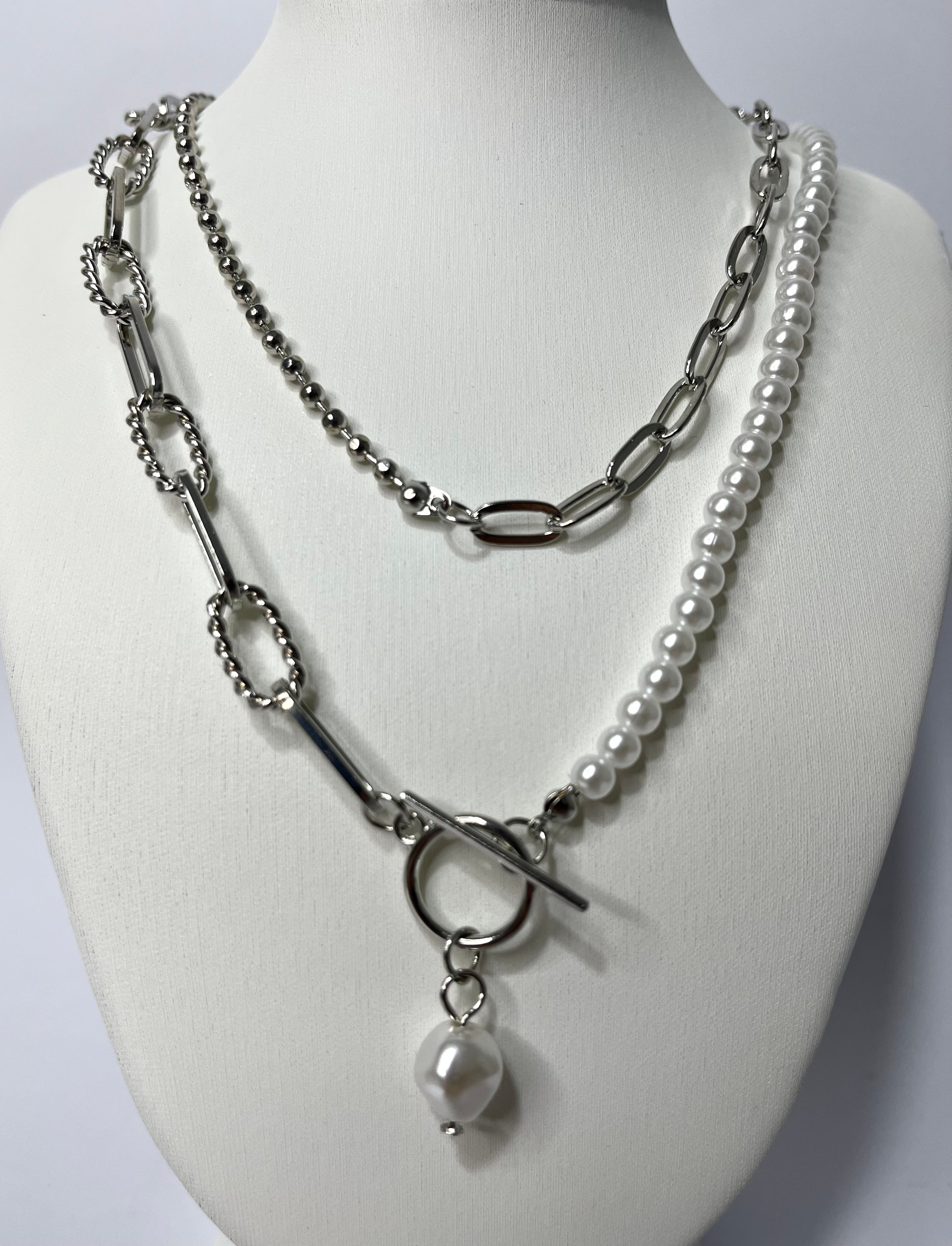 Collar de perlas y cadena