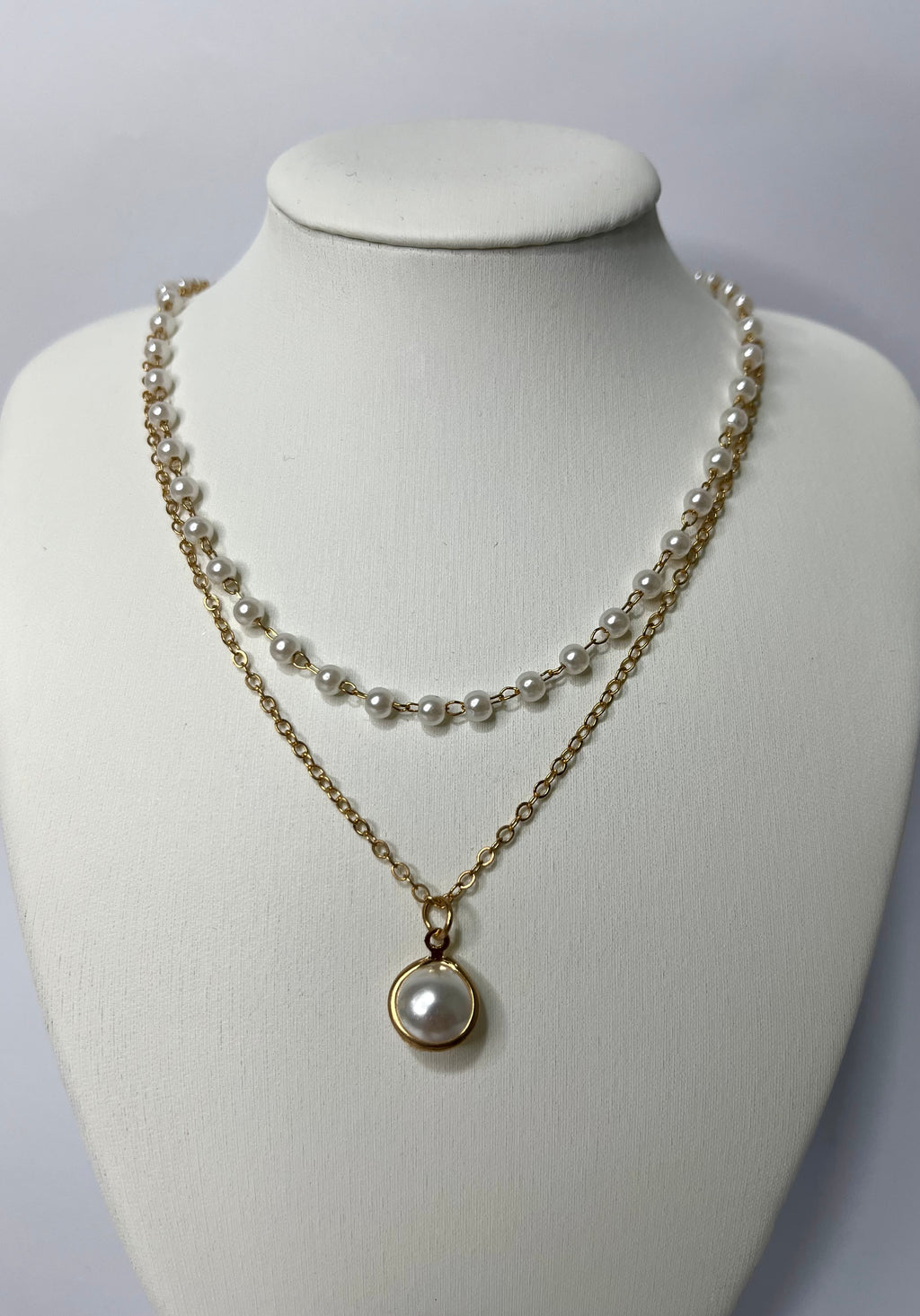 Collar delicado de perlas y cadena