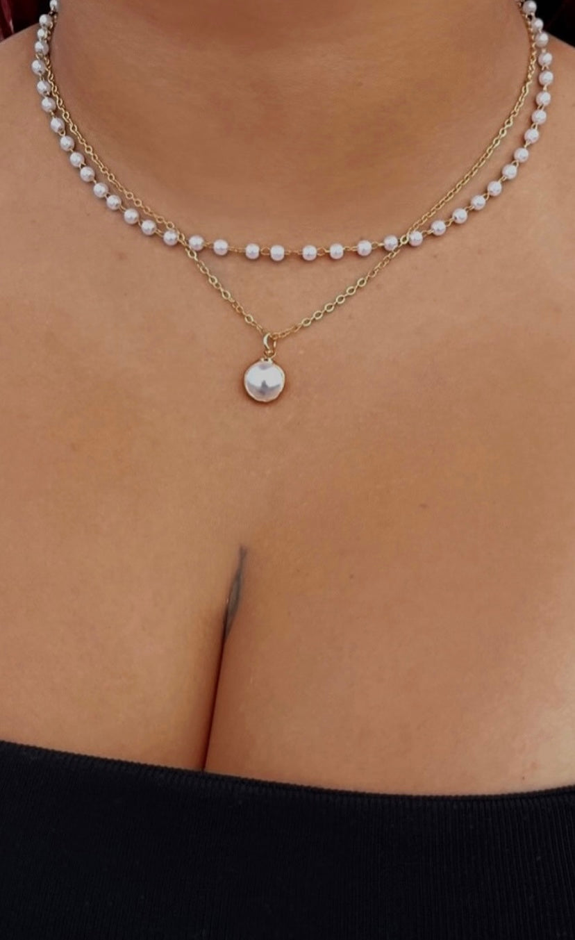 Collar delicado de perlas y cadena