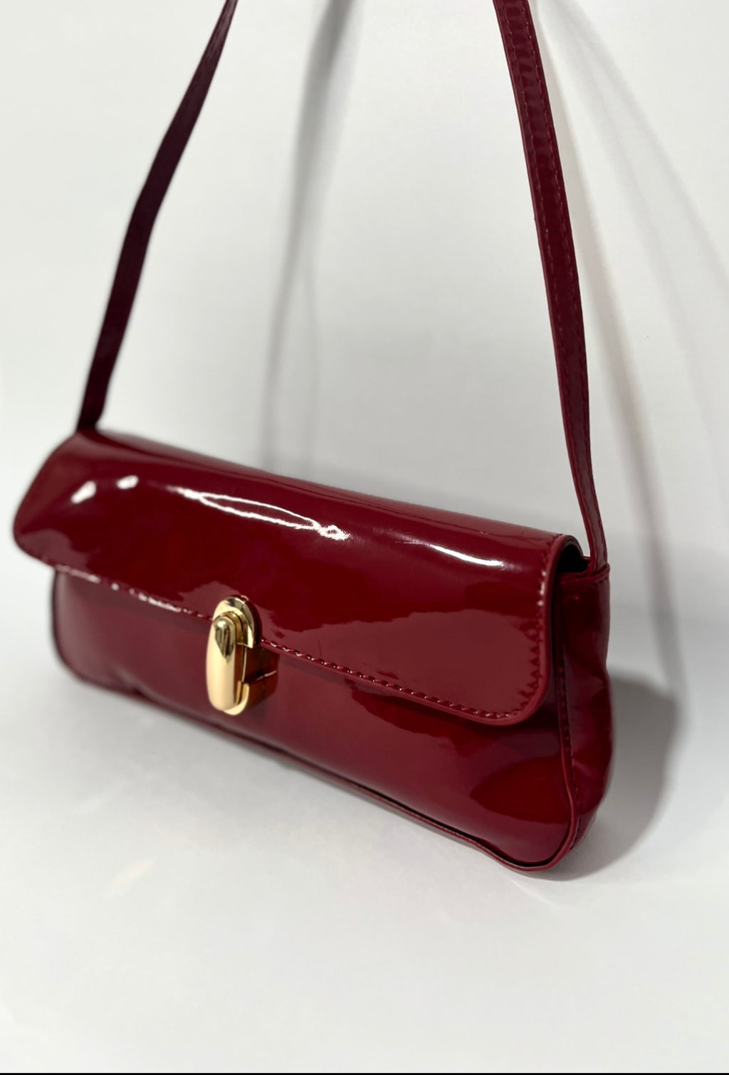 Bolso Rojo con Detalle Dorado