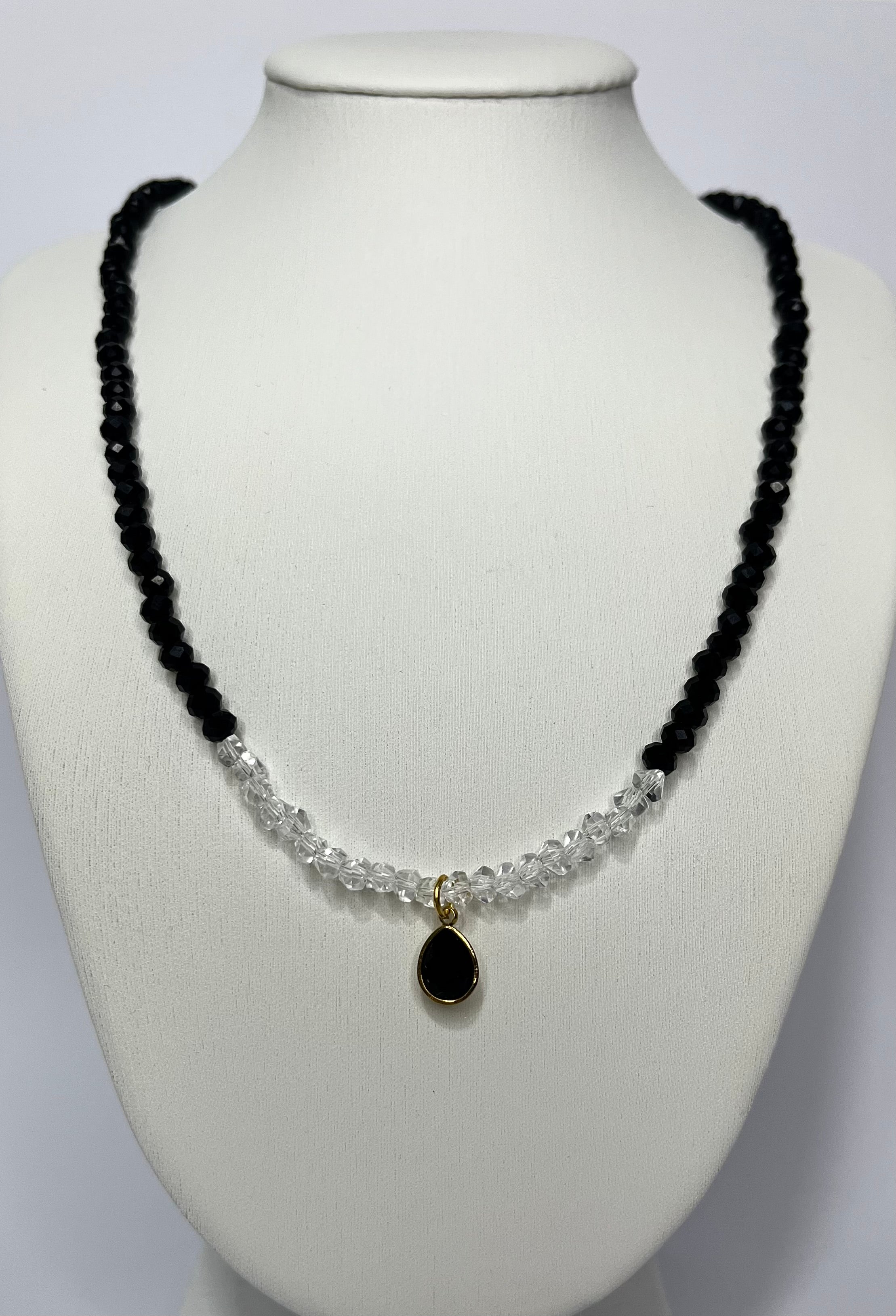 Collar cristal austriaco negro y Cristal transparente con dije forma de gota