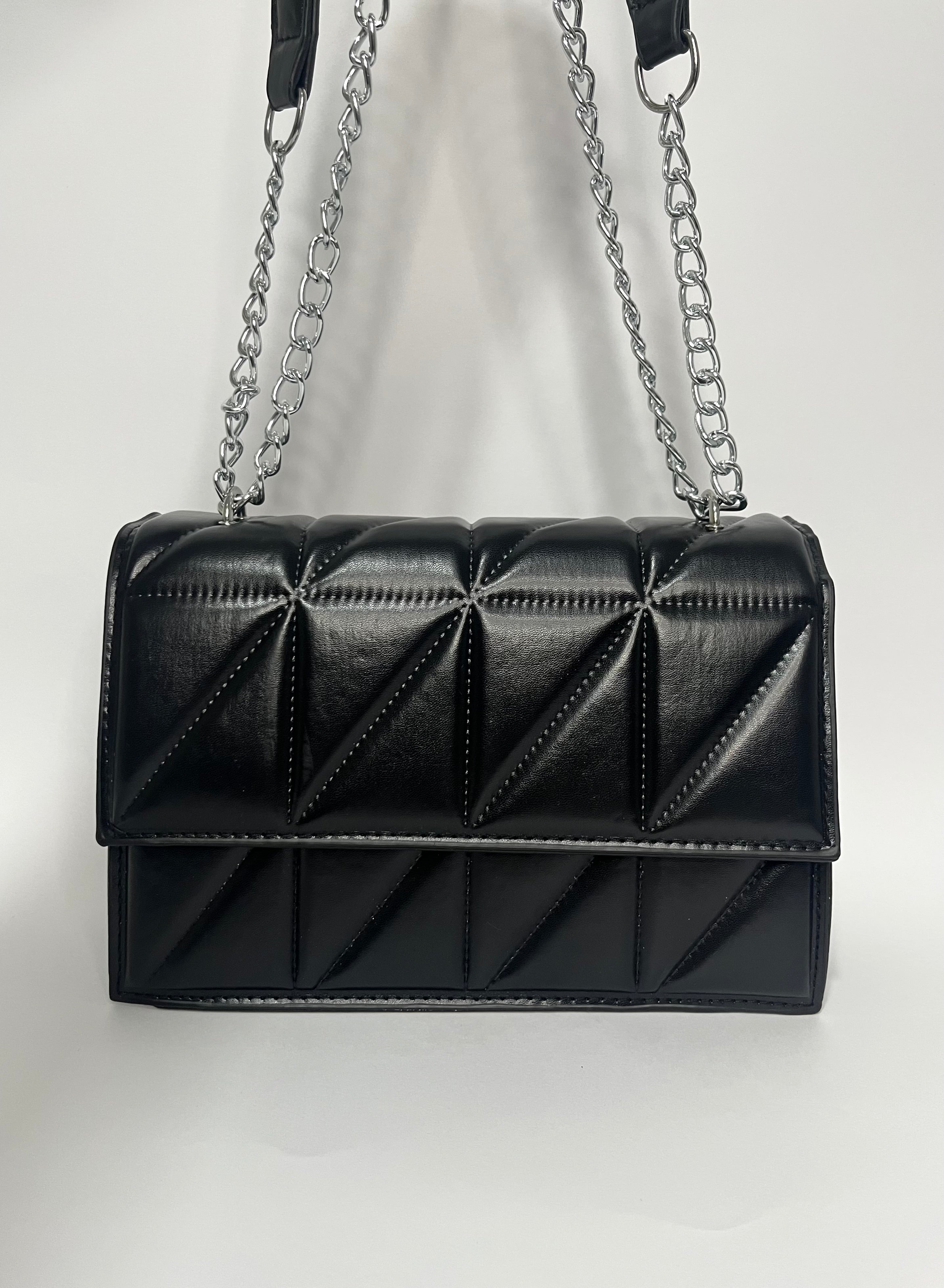 Bolso Negro Acolchado con Cadena Plata