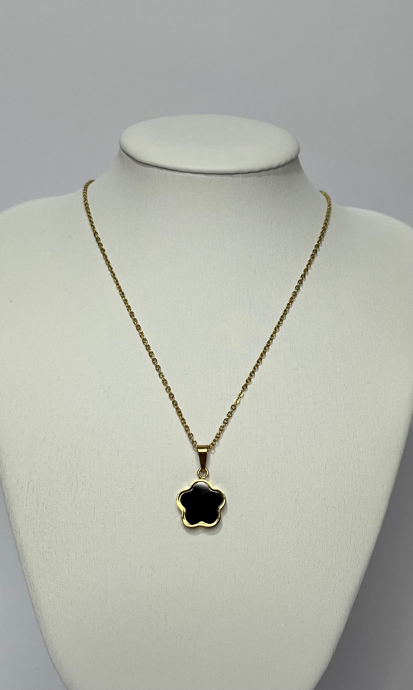 Collar con dije de trébol